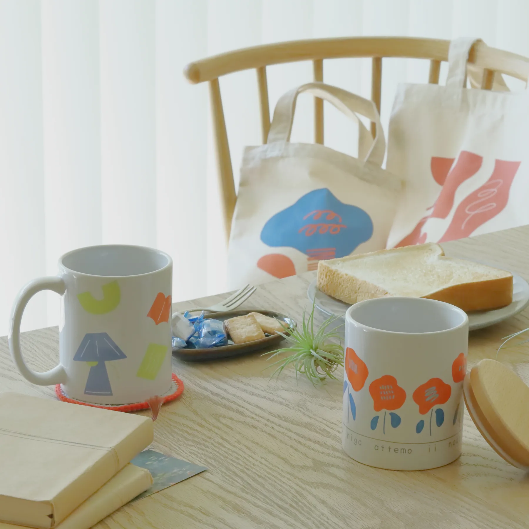 食卓に置かれた手作りのマグカップとトートバッグ